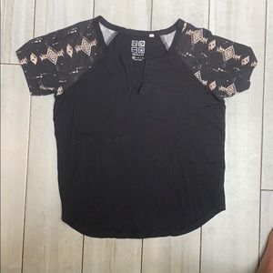 BLACK POCKET TEE WITH TRIBAL SLEEVES